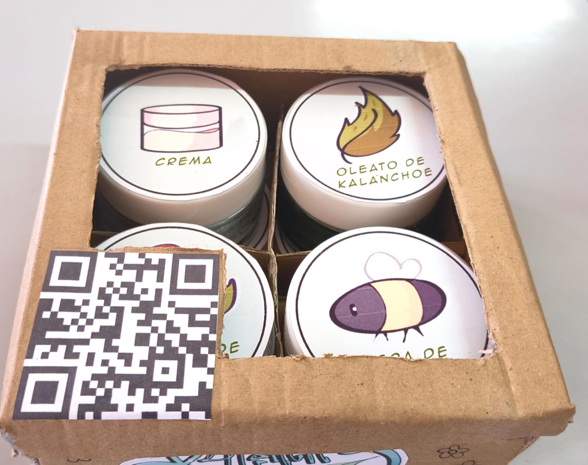 Detalle de los envases etiquetados del kit junto al código QR