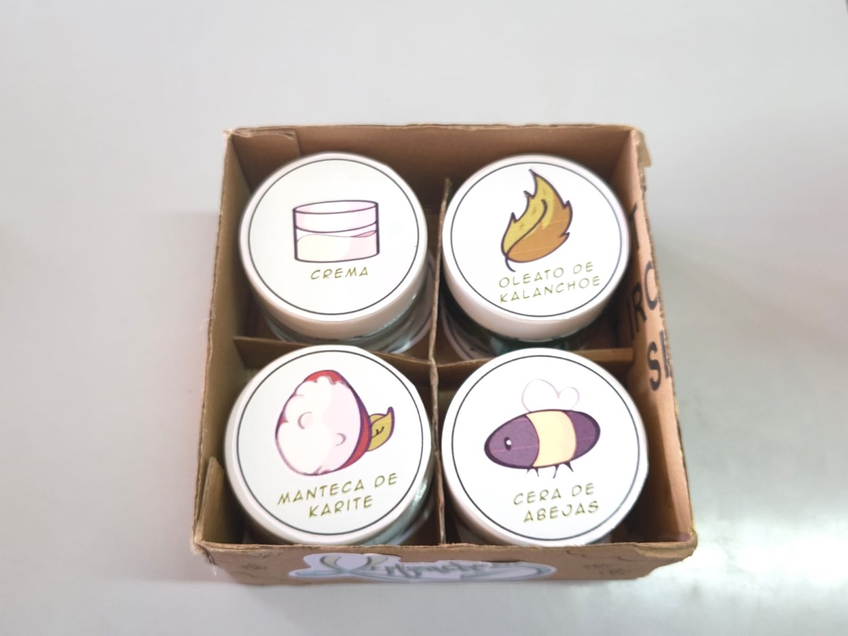 Los 4 envases del Kit K-4 vistos desde arriba: crema, oleato de kalanchoe, manteca de karité y cera de abejas