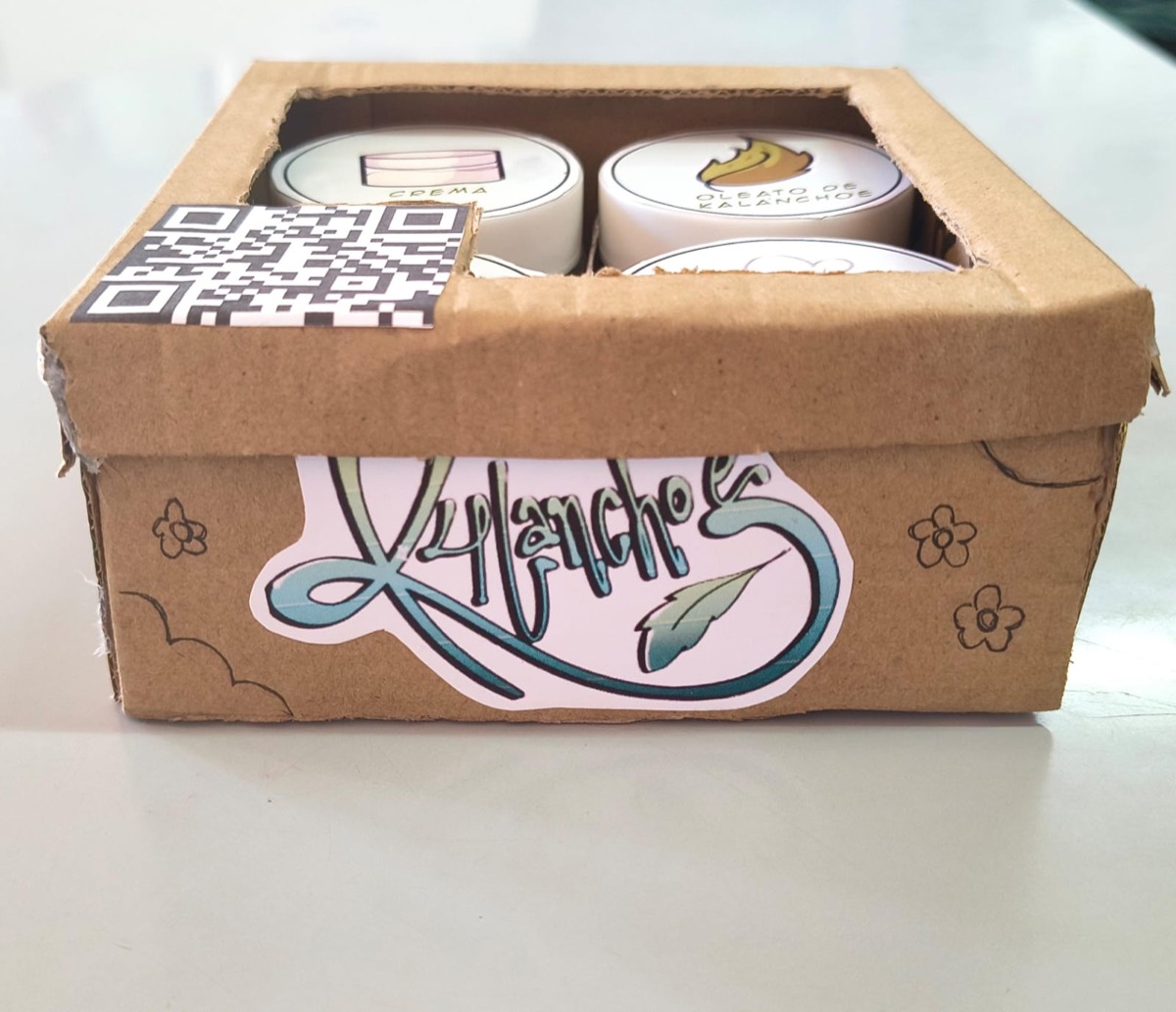 La caja del Kit K-4 de cartón reciclado con el logo de K4LANCHOE